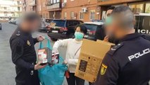 Ciudadanos chinos entregan mascarillas a la policía