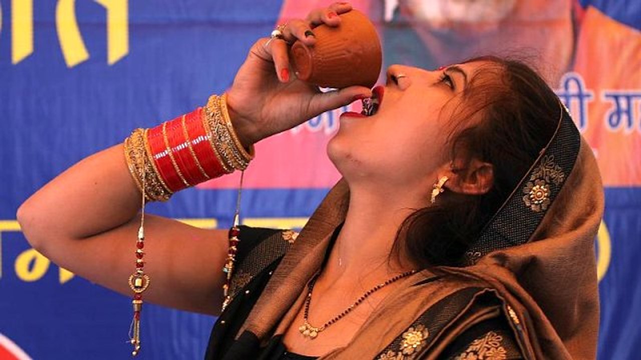Hindistan'da 200 kişilik grup, koronavirüse karşı idrar içme partisi düzenledi