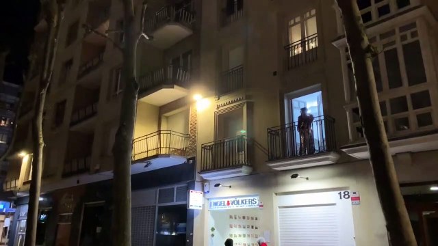 Aplausos desde balcones y ventanas en Vitoria hacia los profesionales sanitarios