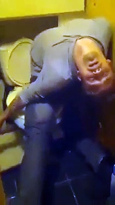 Il retrouve ton pote dans une position incroyable au toilettes en fin de soirée