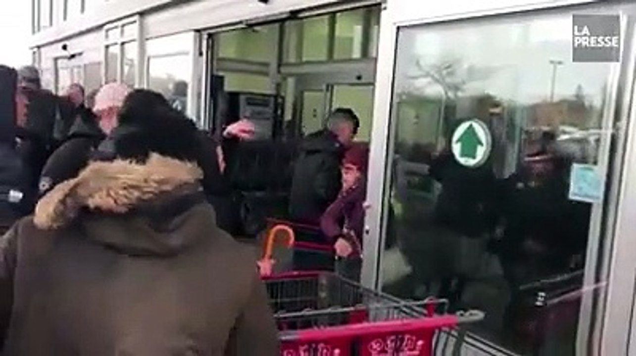 Le coronavirus rend complètement fou vu au Costco d'Anjou