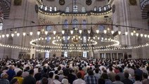 Lübnan'da koronavirüs nedeniyle camilerde kılınan namazlar askıya alındı