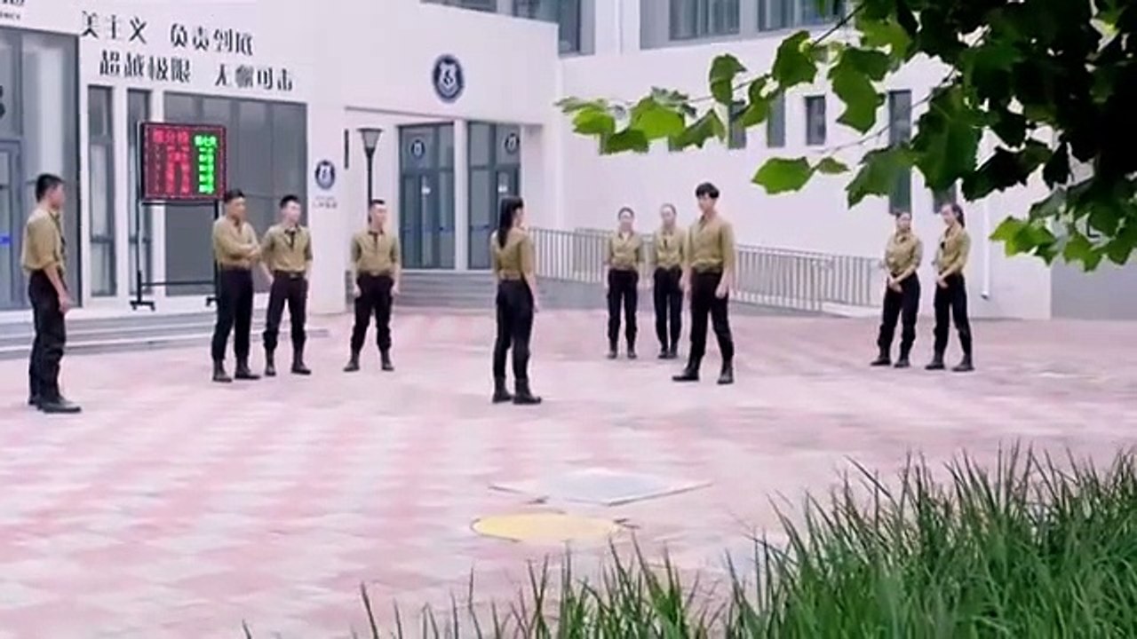 灰姑娘為朋友出頭強闖男生宿舍，霸道總裁看不下去出手了，公然跟灰姑娘打架，不料教官突然來襲，這下要出大事了(360p)