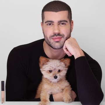 أحد مشاهير السوشيال ميديا الرجال في حملة دعاية لشركة مكياج