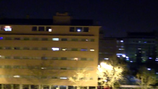 Los españoles salen a los balcones a aplaudir el esfuerzo de los sanitarios