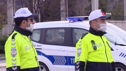 Umre yolcuları karantina yurtlarına götürülüyor, yakınlarının bekleyişi sürüyor