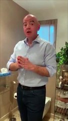 شاهد: رئيس فيفا يقبل "تحدي الأيدي الآمنة" في مواجهة كورونا