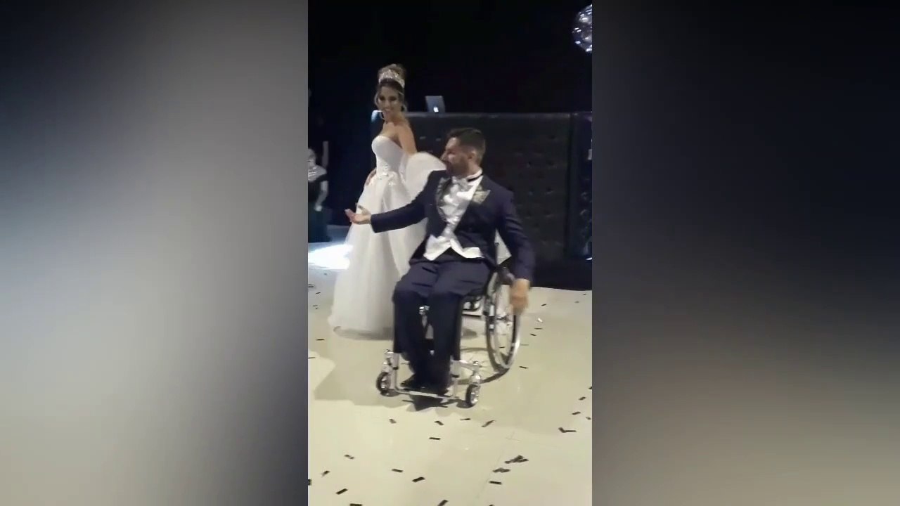 Cet homme paralysé réussit à se tenir debout pour danser avec sa femme lors de son mariage