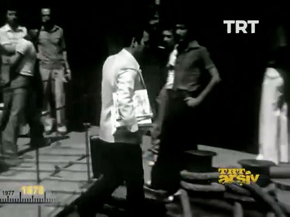 İstanbul vapurlarının efsane satıcısı Burhan De...