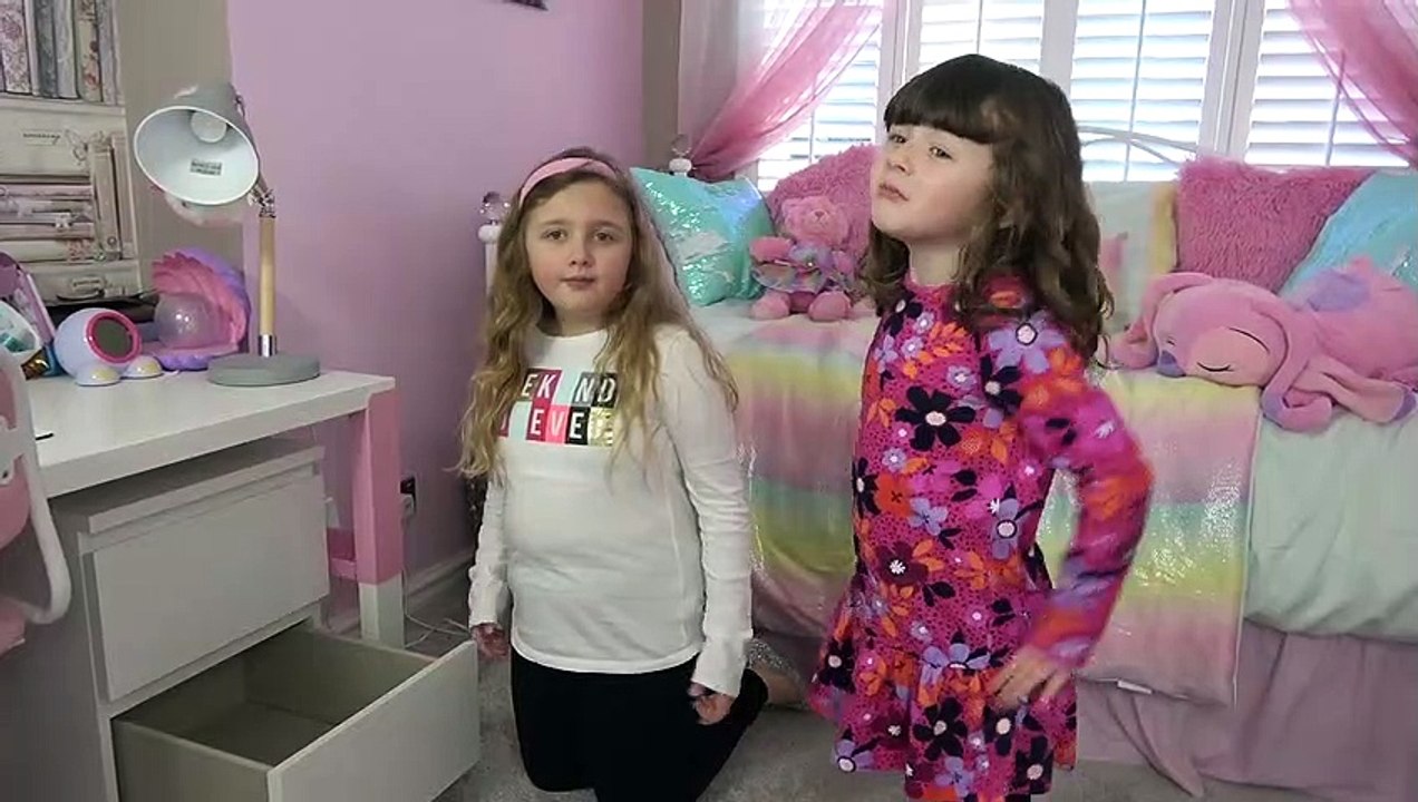 Sophia e  Alice Brincando no Quarto