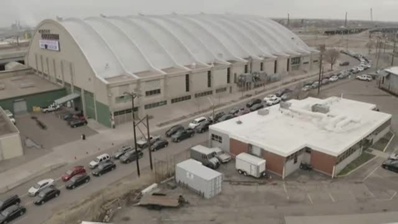 Kilométricas colas de vehículos en Denver para hacerse el test del coronavirus