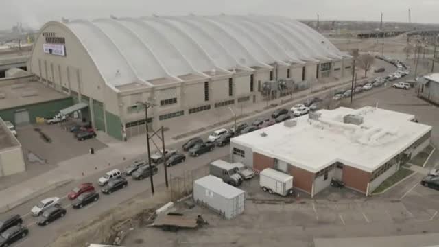 Kilométricas colas de vehículos en Denver para hacerse el test del coronavirus