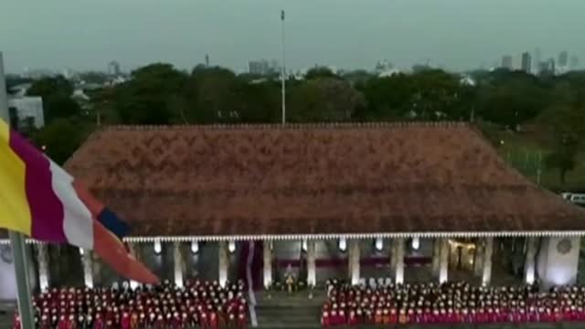 Medio millar de monjes budistas canta mantras para combatir la crisis del coronavirus