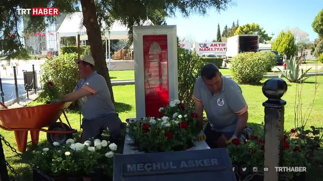 Şehitler Abidesi, kırmızı beyaz şakayıklara büründü