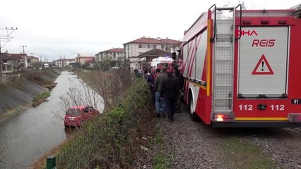 Otomobil dereye uçtu: 3 yaralı