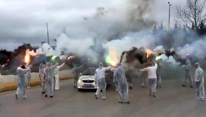 Kocaelisporlu taraftarlar takımlarını, koruyucu elbise ve maskeyle uğurladı