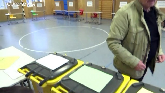 Kommunalwahl in Bayern: Abstimmen mit Schutzhandschuhen