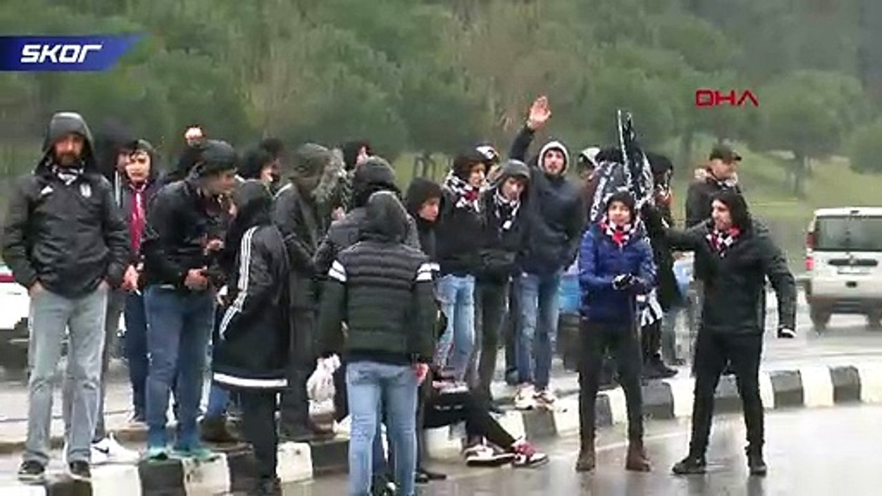 Beşiktaş taraftarı, takımlarını uğurlamak için tesislerde