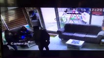 Berberde bir müşteri, fark etmediği cam kapıyı kırarak dışarı çıktı
