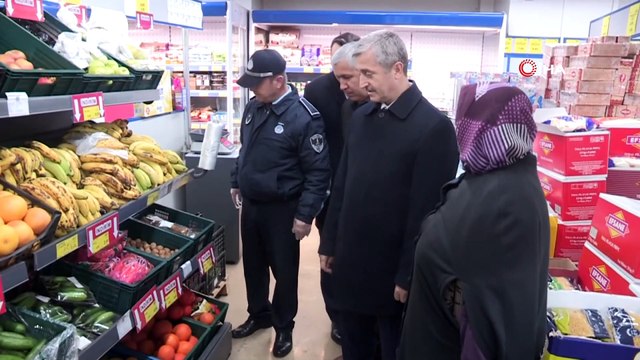 Belediye Başkanı zabıtayı yanına alarak çarşı esnafı denetledi