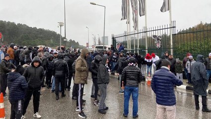 Beşiktaşlı taraftarlar takımlarını derbiye uğurladı