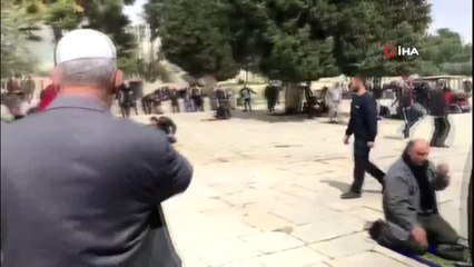 - Kudüs'te korona salgını nedeniyle camiler kapatıldı- Müslümanlar namazları cami avlularında...