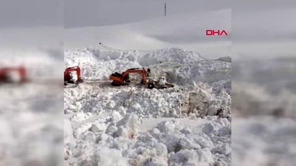 VAN Çığ altında kalan araçların çıkarılması için çalışma başlatıldı