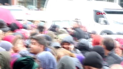 Sivas'ta koronavirüs tehlikesine rağmen mağaza açılışında izdiham