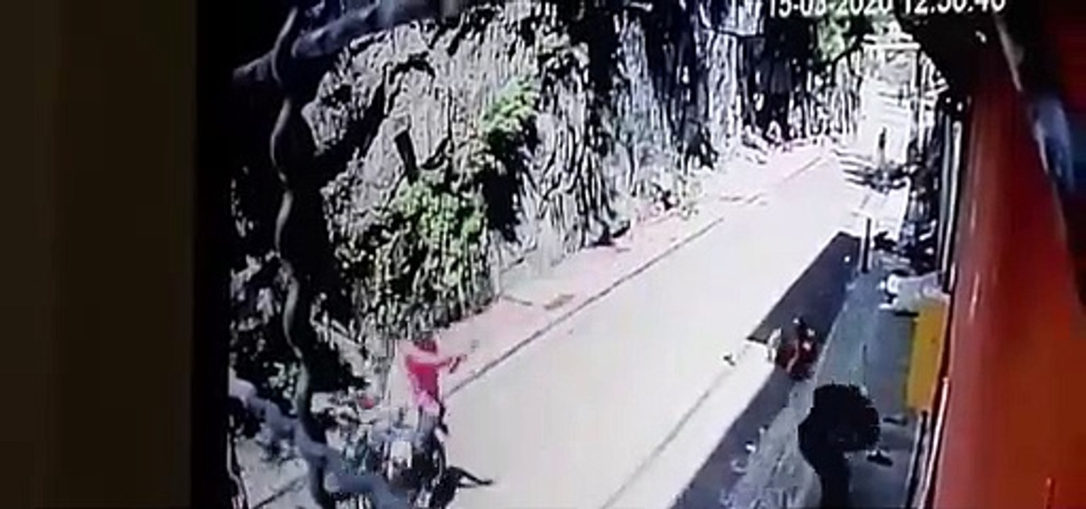 Vídeo mostra motoqueiros armados atirando contra pessoas no meio da rua na Vila Rubim