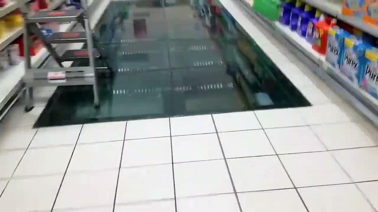 Dans ce supermarché, on peut voir les ruines de Pompei à travers le sol