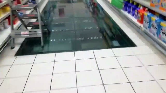 Dans ce supermarché, on peut voir les ruines de Pompei à travers le sol