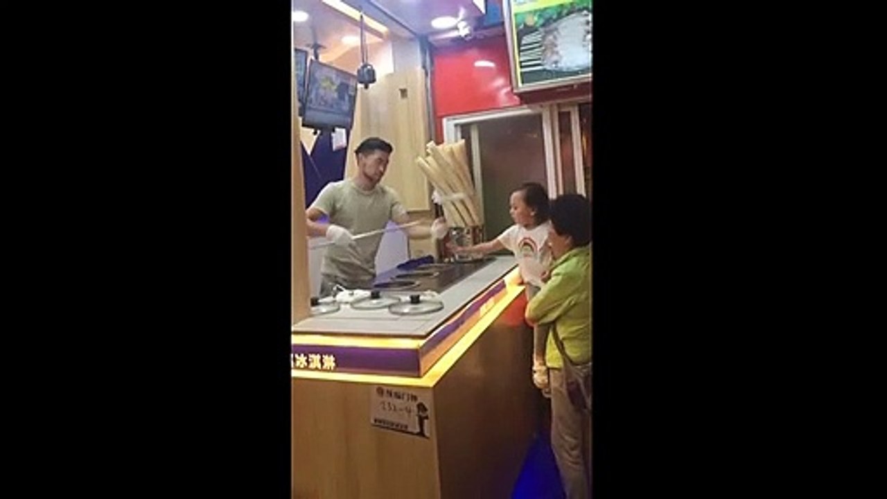 Cette fillette va détester ce vendeur de glace pour le restant de sa vie