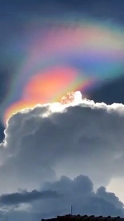 Un arc en ciel de feu aperçu dans le ciel de Singapour