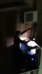 Un habitant se transforme en DJ depuis son balcon  en Italie