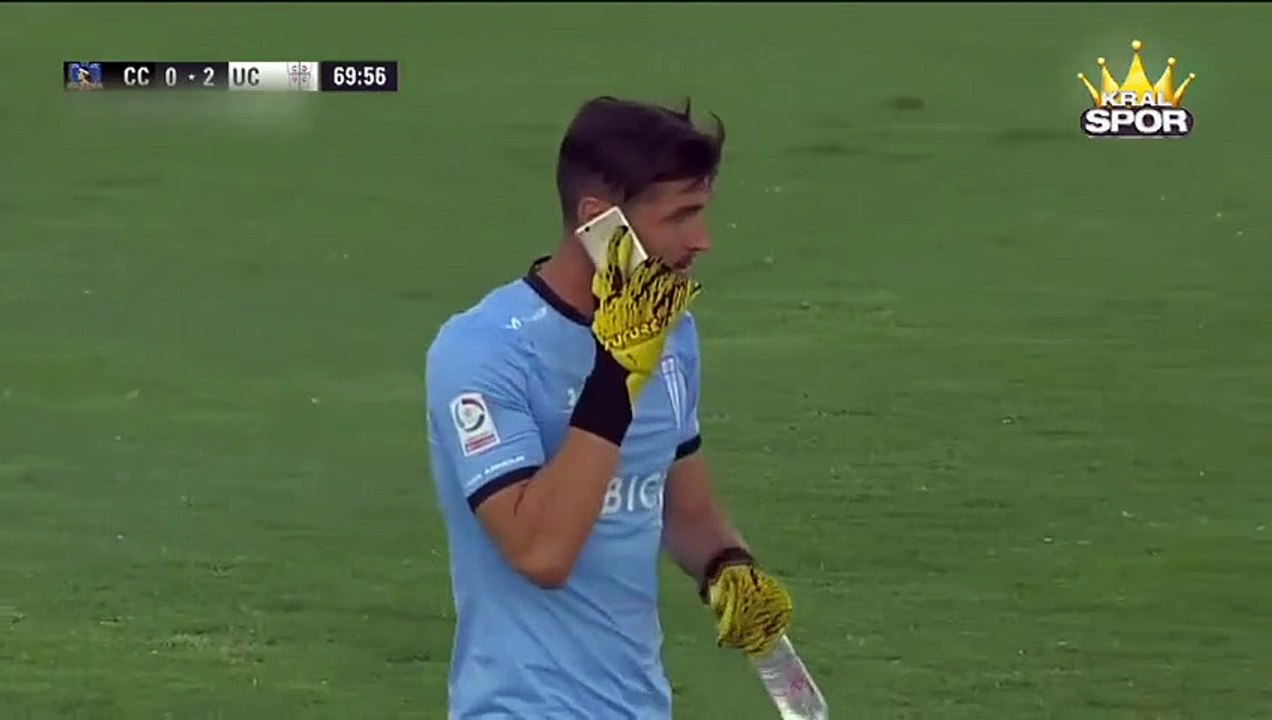 Sahaya atılan telefonla konuşan futbolcu