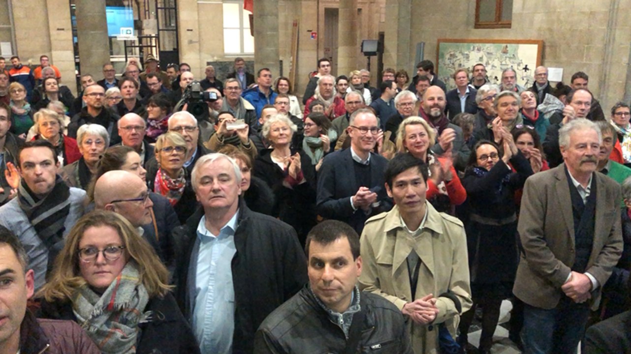 Isabelle Assih (gauche) en tête du premier tour à Quimper