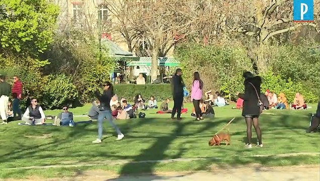 Des parcs bondés dans Paris malgré les mesures de confinement