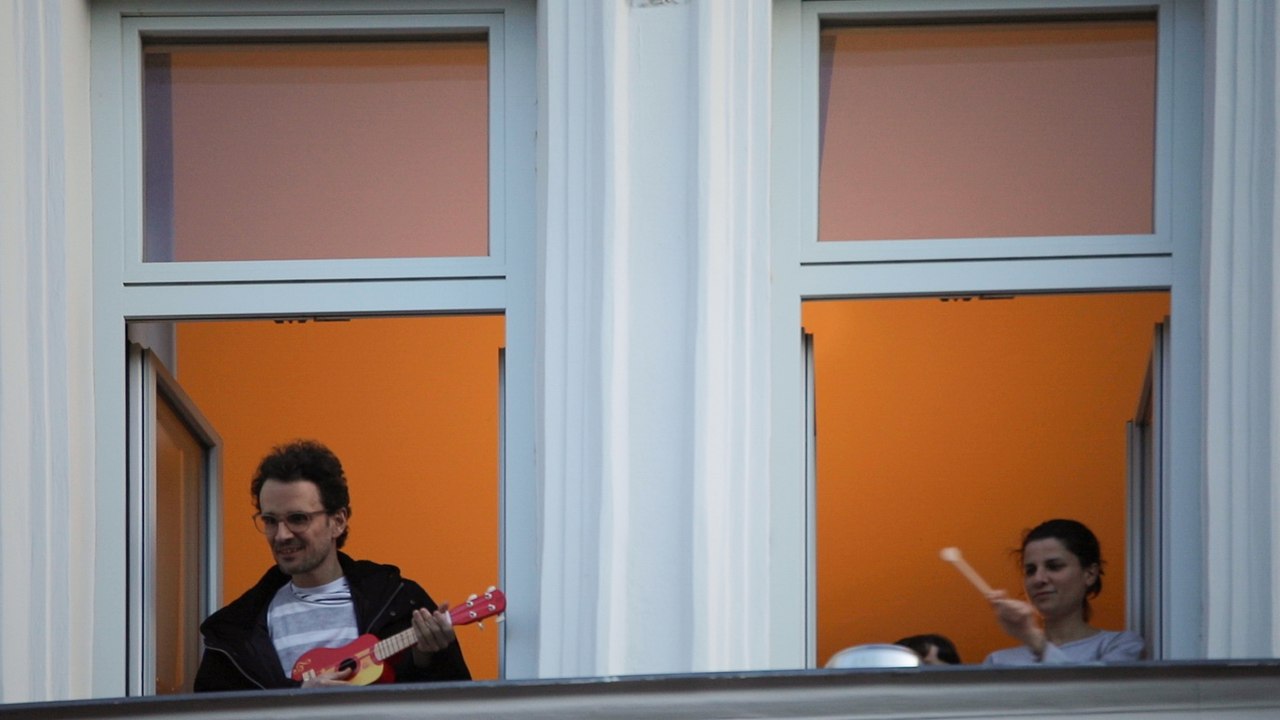 Balkonkonzerte gegen Corona-Isolation in ganz Österreich