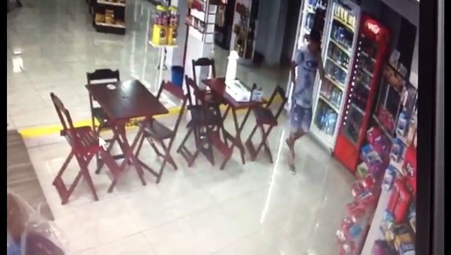 Câmera flagra momento que homem pega dinheiro em caixa de posto