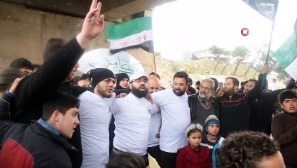 Suriyeliler M4 karayolunda devriye atan Rus askerlerini protesto etti