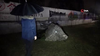 Yamaçtan kopan kaya parçası il müdürlüğünün bahçesine düştü