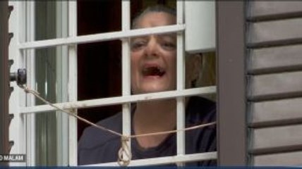 Warga Italia Saling Beri Semangat Hadapi Covid-19 Lewat Jendela