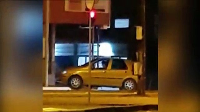 Motorista perde controle, sobe em calçada e quase atinge fachada de empresa no Centro