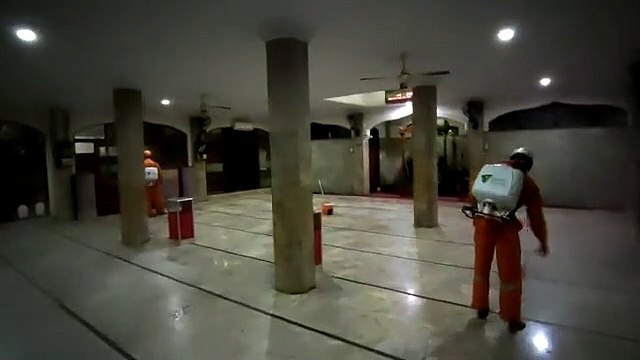 Tim DMC Dompet Dhuafa menyemprotkan cairan disinfektan di Masjid Al Jihad