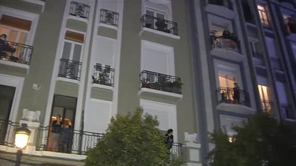 El reconocimiento a los sanitarios vuelve a congregar a millones de personas en sus ventanas