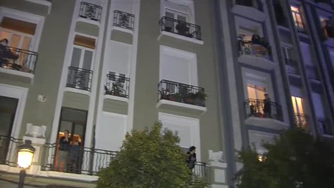 El reconocimiento a los sanitarios vuelve a congregar a millones de personas en sus ventanas