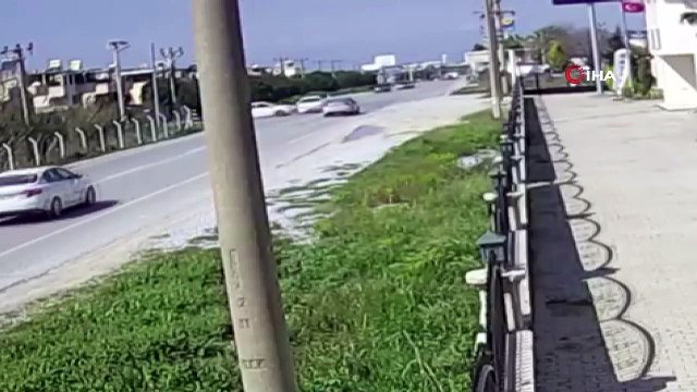 Kuşadası’nda 3 otomobilin çarpıştığı kaza güvenlik kameralarına yansıdı