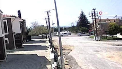 Kuşadası'nda 3 otomobilin çarpıştığı kaza güvenlik kameralarına yansıdı