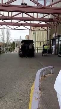 Empresarios chinos llevan cajas con mascarillas y otro material de seguridad a los hospitales