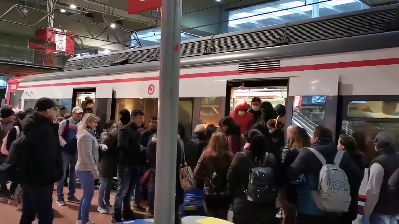 Aglomeraciones en las grandes estaciones de Cercanías Renfe a pesar del Estado de alarma